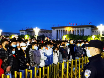 大批游客在昨日清晨已到天安门广场，等候观看升旗仪式。网图