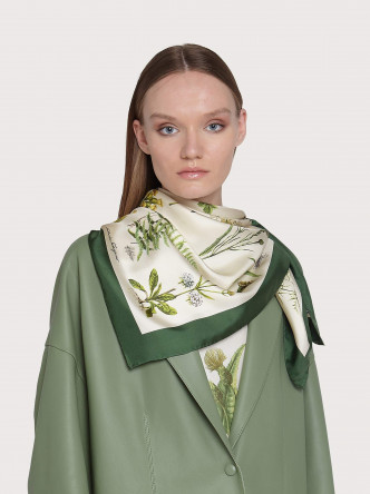 綠白色Tuscan Wild Flower圖案真絲圍巾/$3,400/Salvatore Ferragamo。