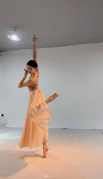苏日曼是一位专业舞者。微博图片