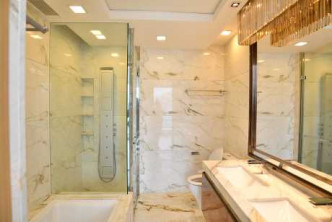 浴室为酒店式设计，配有浴缸、淋浴间及双洗手盆。