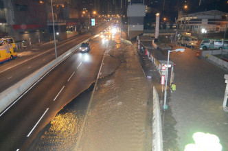 水管爆裂，行車受阻需要繞路。