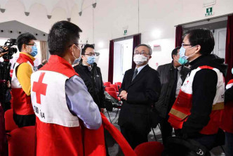 中国派到意大利的医护人员已到达首都罗马以协助抗疫。AP