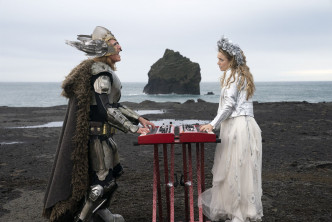 在 MV 中，两位巨星穿上散发未来感的银色奇装异服，在壮观的火山美景前大玩复古 Disco 音乐。