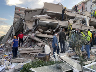 地震导致多幢建筑物倒塌或受损。AP