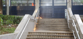尖沙咀警署門外梯級有人掟燃燒彈。
