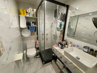 浴室设有长形洗手枱及大镜，方便梳洗。