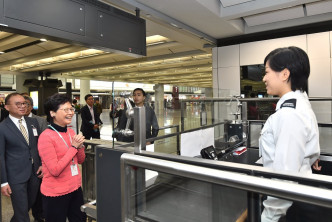 林郑月娥探访在机场当值的职员。新闻处