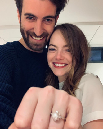 二人交往３年，一直行事低調，上年Dave上載Emma戴上鑽戒的照片，宣佈二人訂婚。
