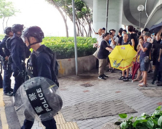 金鐘龍和道示威者與警方對峙。