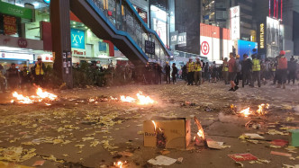 示威现场遗留大量垃圾。资料图片