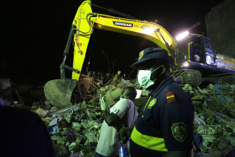 救援人员在塌楼现场通宵搜救生还者。Ap图片
