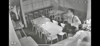 贼人闯入咖啡店后抬走收银机。片段截图