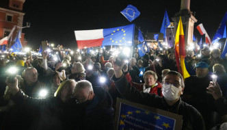示威人民举起欧盟旗帜反对脱欧。AP图片