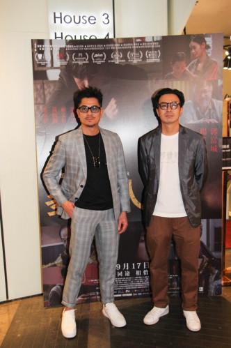城城跟导演黄庆勋一起到戏院内宣传。