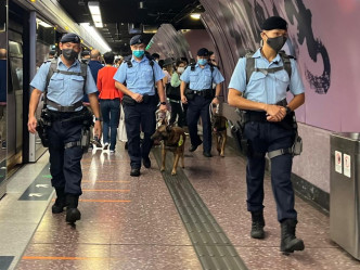 警方派出警犬協助。香港警察fb圖片