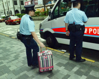 警方事后带走女子随身行李喼返回警署。
