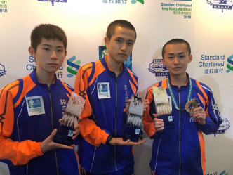 冠军阿部爽真（右一）和另外两名同为17岁的同学获二、三名。