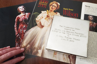 威爾遜展示華盛頓歌劇院獲得的2000年度藝術家獎。AP