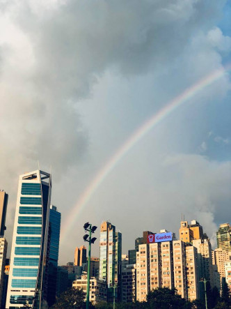 下午近6时天后有彩虹。网民Bkw Kwan图片‎