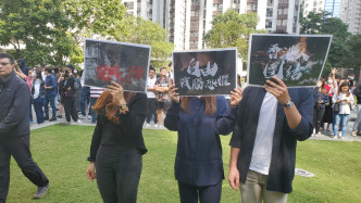 約500人在鰂魚涌太古港島東中心空地聚集。