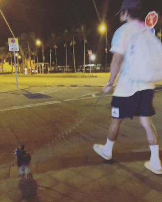 Alex同狗狗散步。