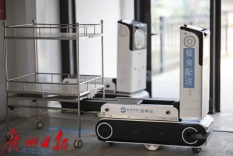 餐食配送机械人正在各楼层间穿梭测试。（广州日报图片）
