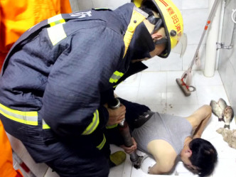 救援人員用工具將廁所敲碎，該男子才能得救。（網圖）