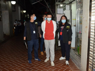 盧俊宇晚上被押返辦事處調查。