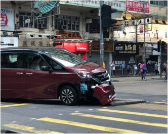 幸好車勢被交通燈柱檔住，七人車頭損毀。網民：晴美‎ 香港突發事故報料區　