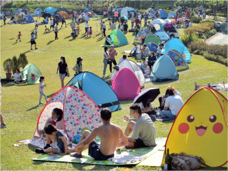 大批市民趁最後一日假期到公園野餐。梁譽東攝