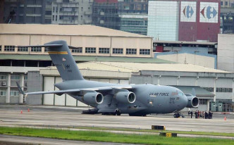 美国3位参议员昨搭美国空军C-17运输机抵达台北访问。网上图片