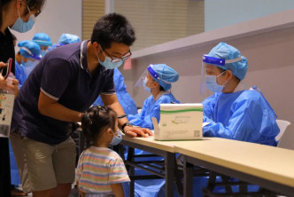 廣州醫務人員為市民進行核酸檢測。網上圖片