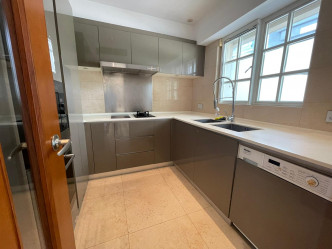 廚房空間寬敞，可同時容納多人下廚。