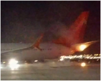 相撞后其中一架客机的机尾起火。网图