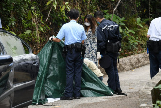 死者母親及胞妹到場認屍。  楊偉亨攝