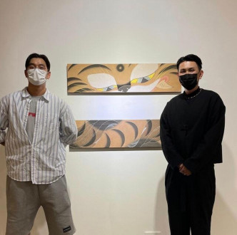 崔河那（左）于社交网分享睇画展的照片。