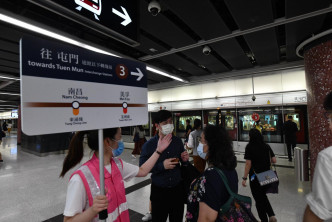 港铁屯马綫全綫开通后首个上班日。