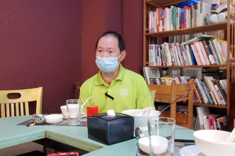 火锅店负责人张先生指深水埗明哥昨晚提供了128个饭盒给邨内长者享。