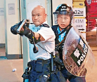 有「光头警长」之称的刘泽基因举雷明登霰弹枪吓退人群「成名」。 资料图片