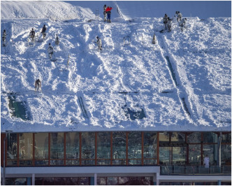 德国派出士兵协助清理屋顶的积雪及被雪围困的居民。 AP