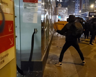 匯豐銀行旺角九龍總行昨晚遭人破壞。