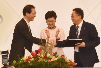 唐伟章教授亦与邵逸夫奖基金会主席陈伟文签订谅解备忘录。