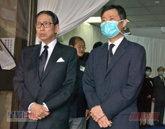 当年感染沙士过身的医护人员刘永佳出殡，医管局主席梁智鸿(左)及何兆炜(右)出席致意。资料图片