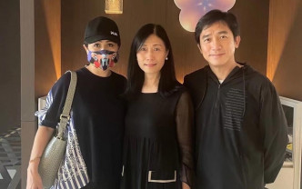 梁朝伟与刘嘉玲逛上海美术馆与友人合照。