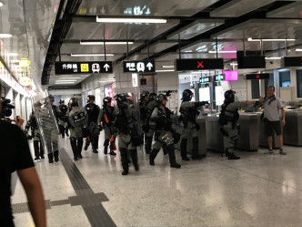 观塘站防暴警察驱散示威者。网民图片