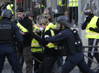 首都巴黎及其他城市連續第10個周末爆發「黃背心」示威。AP