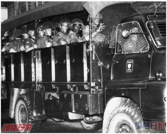 實施宵禁後，九龍各街道有英軍駐紮街頭。資料圖片