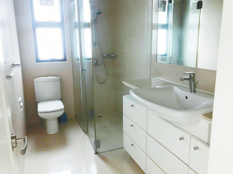 浴室保养簇新，装有独立淋浴间及通风窗户。