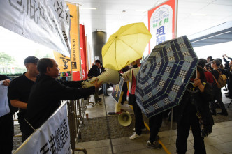 多个支持及反对修例的团体在立法会示威区请愿，双方不时对骂及发生推撞。