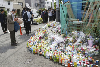 日本民眾去到案發現場悼念。AP圖片